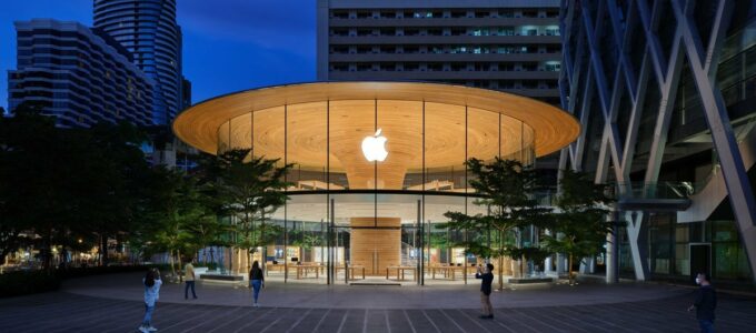 Tim Cook odhaluje největší Apple Store mimo USA (místo, kde klesají prodeje iPhonů)