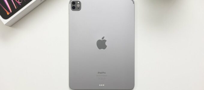 Výrobní problémy s OLED panely mohou donutit Apple k odhalení iPadu Pro (2024) v březnu a vydání v dubnu.