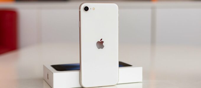 Apple chce zvednout prodeje s $250 iPhonem, ale odmítá vyrábět "odbytové, špatné produkty"