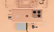 Motorola předvádí Edge 50 Ultra v odstínu broskvového chmýří