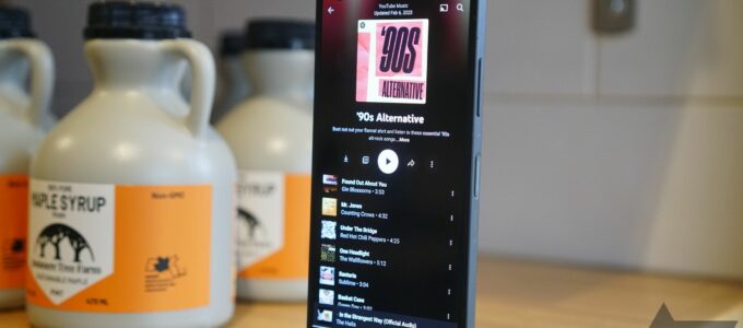 Polemický redesign nabídky obsazení YouTube Music se teď dostává i na váš telefon.