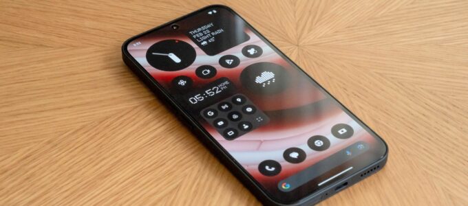 Na vrcholném zájmu: Nothing Phone 2 předčil očekávání a akcie stouply