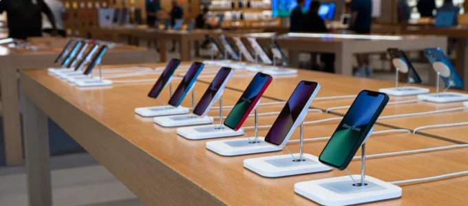 Prodej iPhonů klesá o 10 %, ale akcie stoupají po oznámení rekordního odkupu.