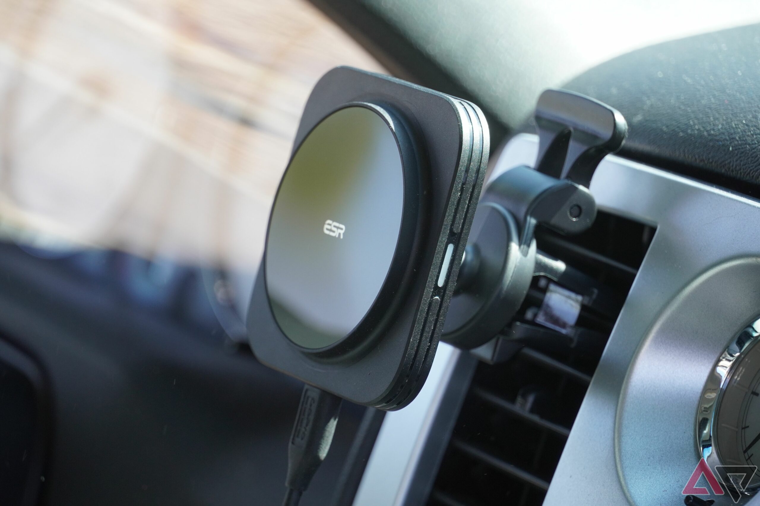 Recenze bezdrátového autonabíječky ESR Qi2: Tak blízko, že ho skoro ucítíš