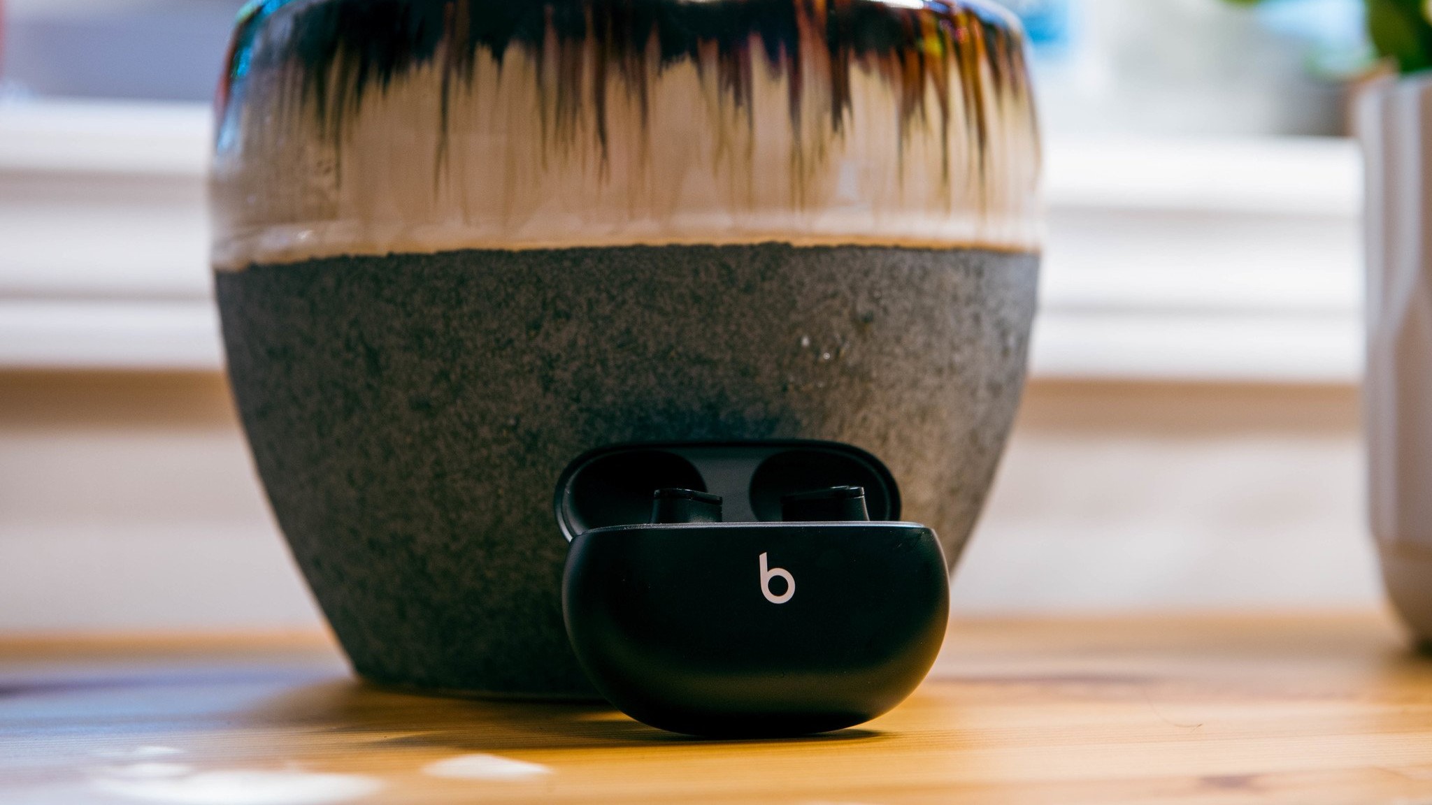 Amazon slevou na Beats Studio Buds téměř o polovinu!