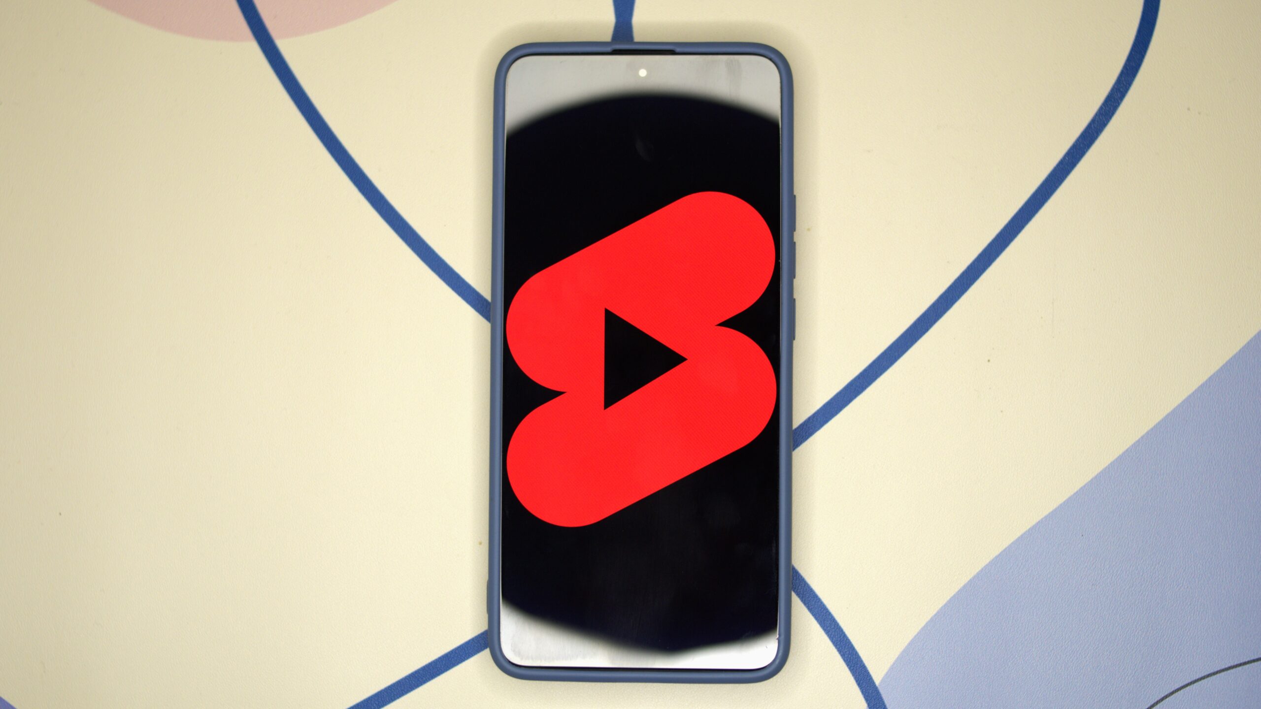 YouTube Shorts testuje automatické doporučené stahování