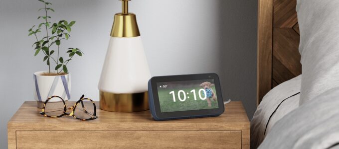 Sleva 53 %: Echo Show 5 (3. gen) a chytrá žárovka na Prime Day