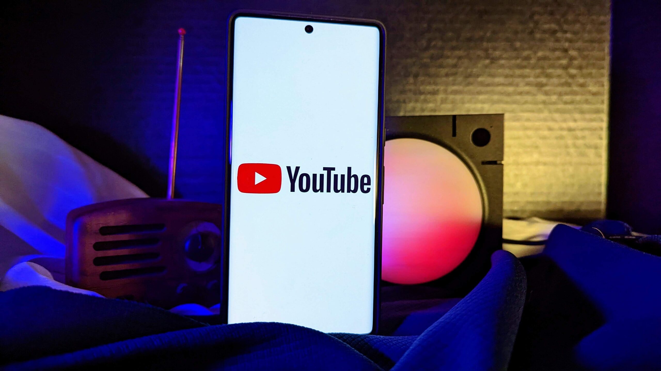 YouTube nyní vkládá reklamy do vašich pozastavených videí