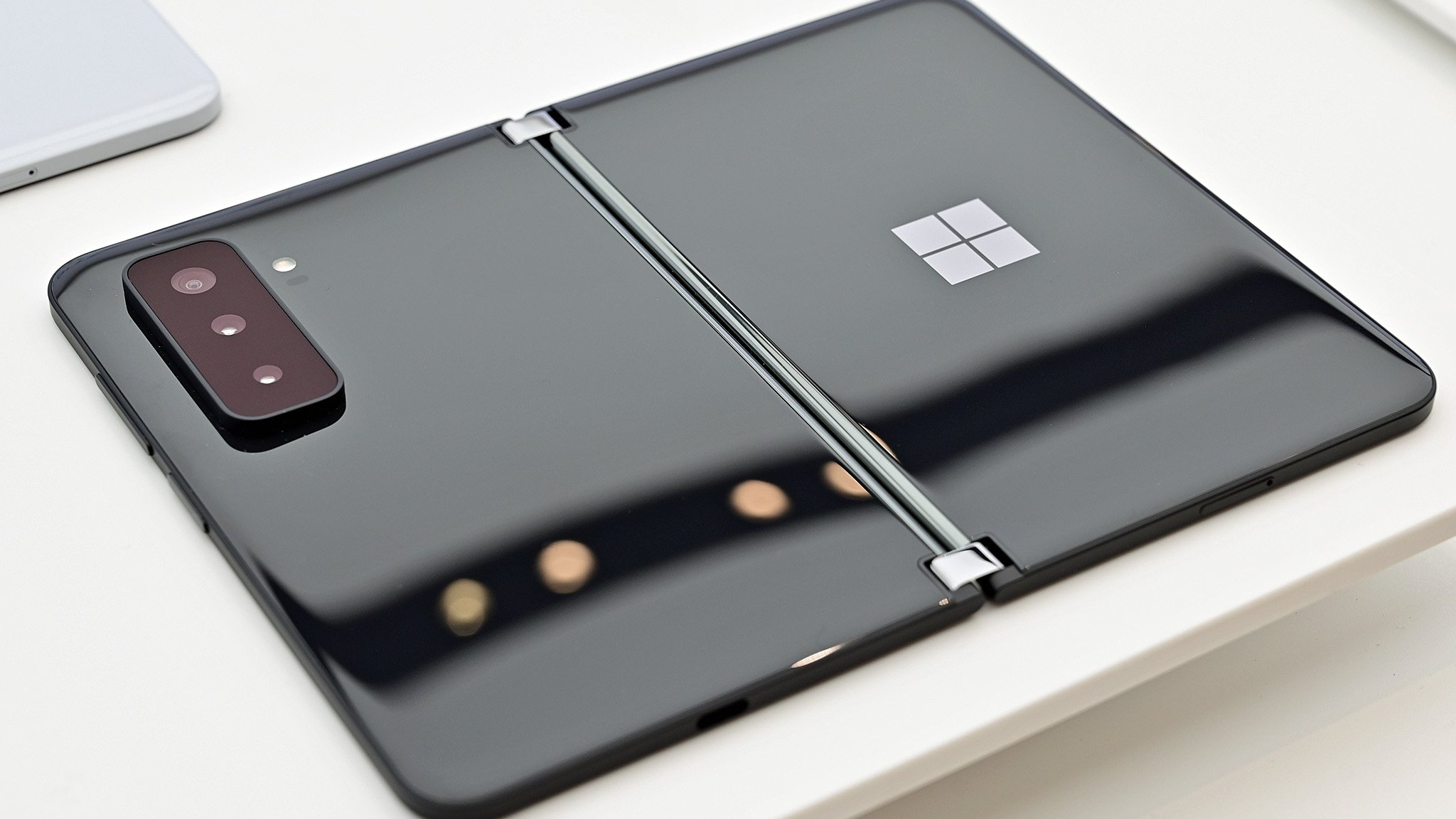 Microsoft ukončuje podporu Surface Duo 2 poslední aktualizací