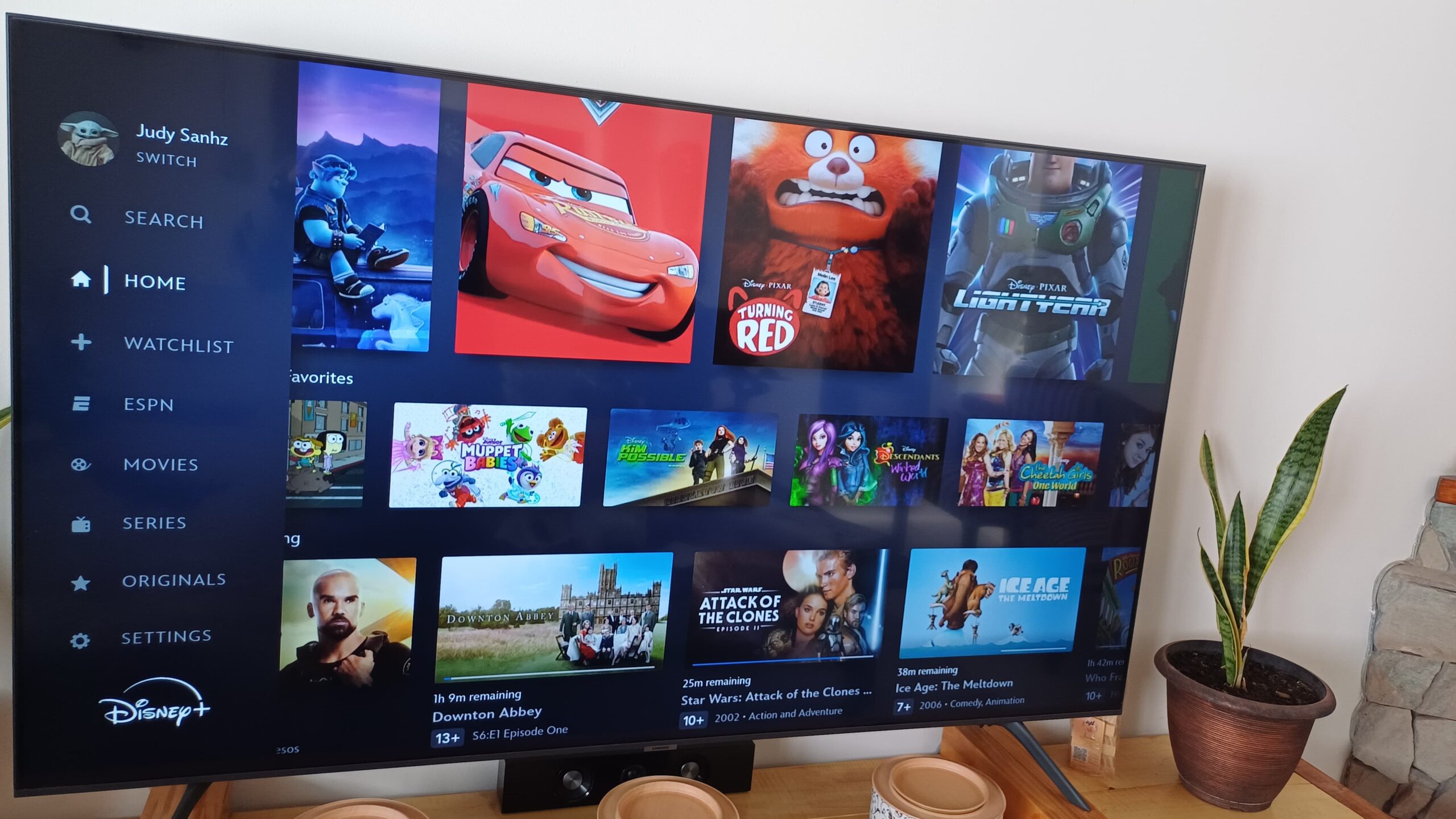Netflix a Disney Plus omezují sdílení hesel, rodiny to pocítí