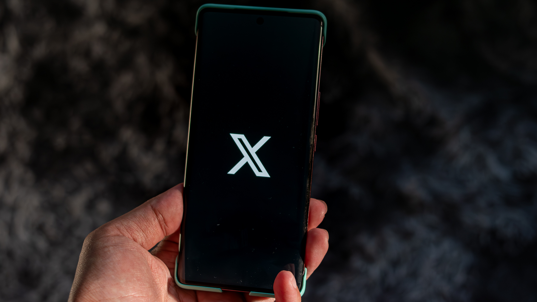 X spouští novou záložku s vertikálními videi pro uživatele TikToku