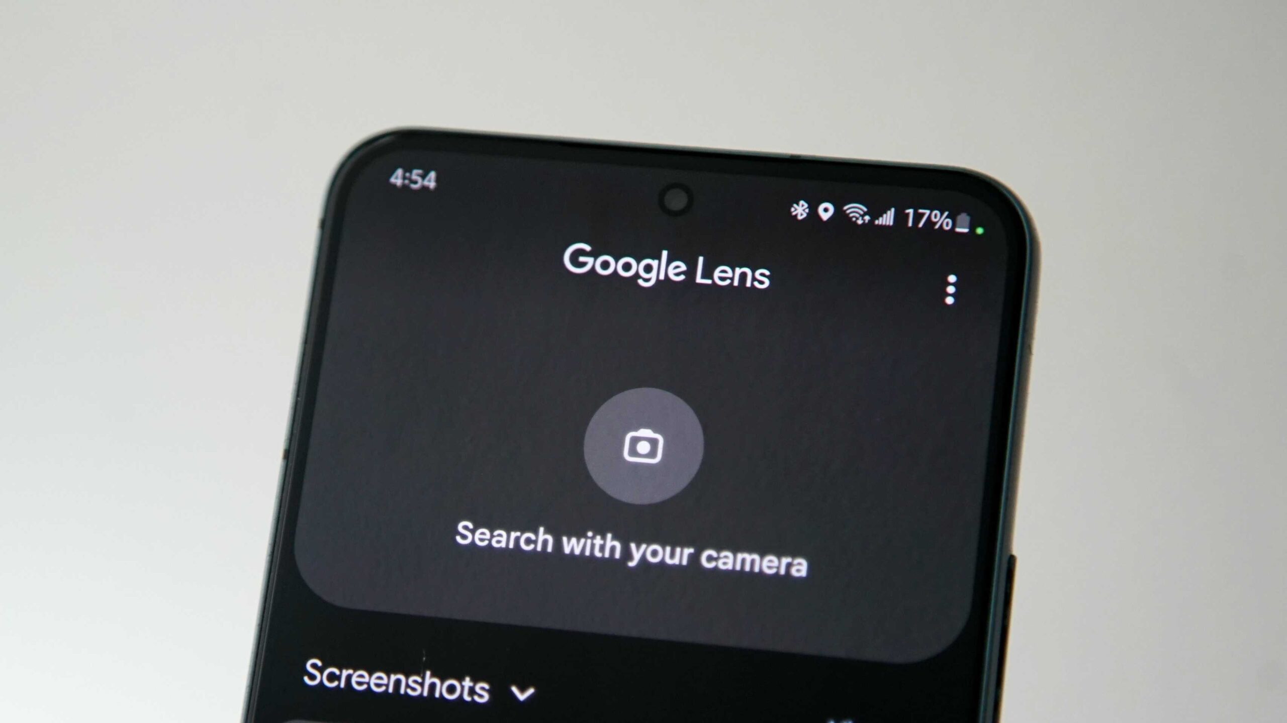 Google Lens přidává 'screen search' na iOS, rozšiřuje AI Overview
