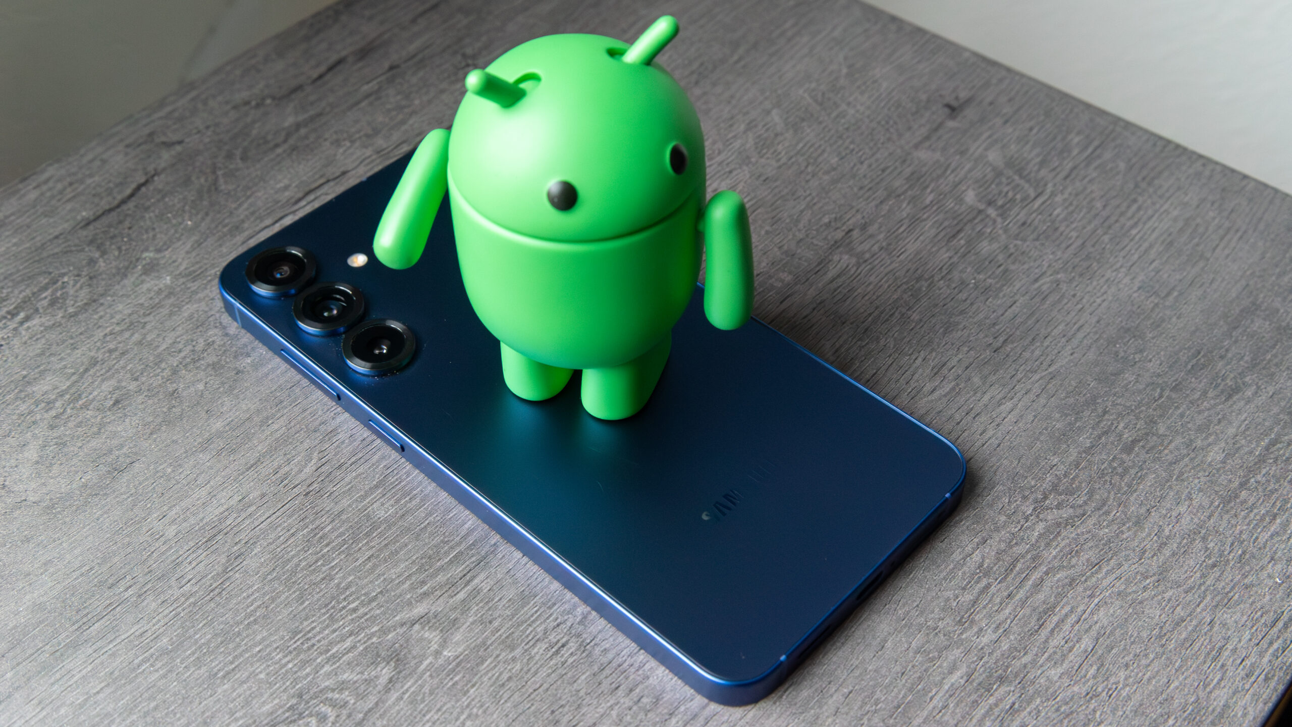 Galaxy S25 Plus za nejnižší cenu během výprodeje na Amazonu