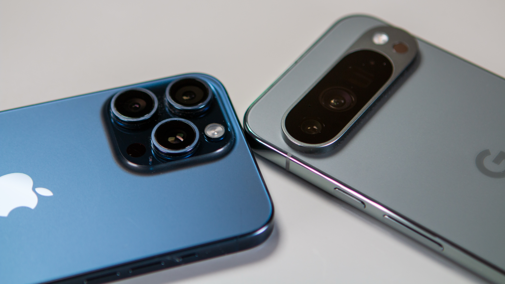 Google kritizuje Apple za údajné kopírování designu iPhone 17