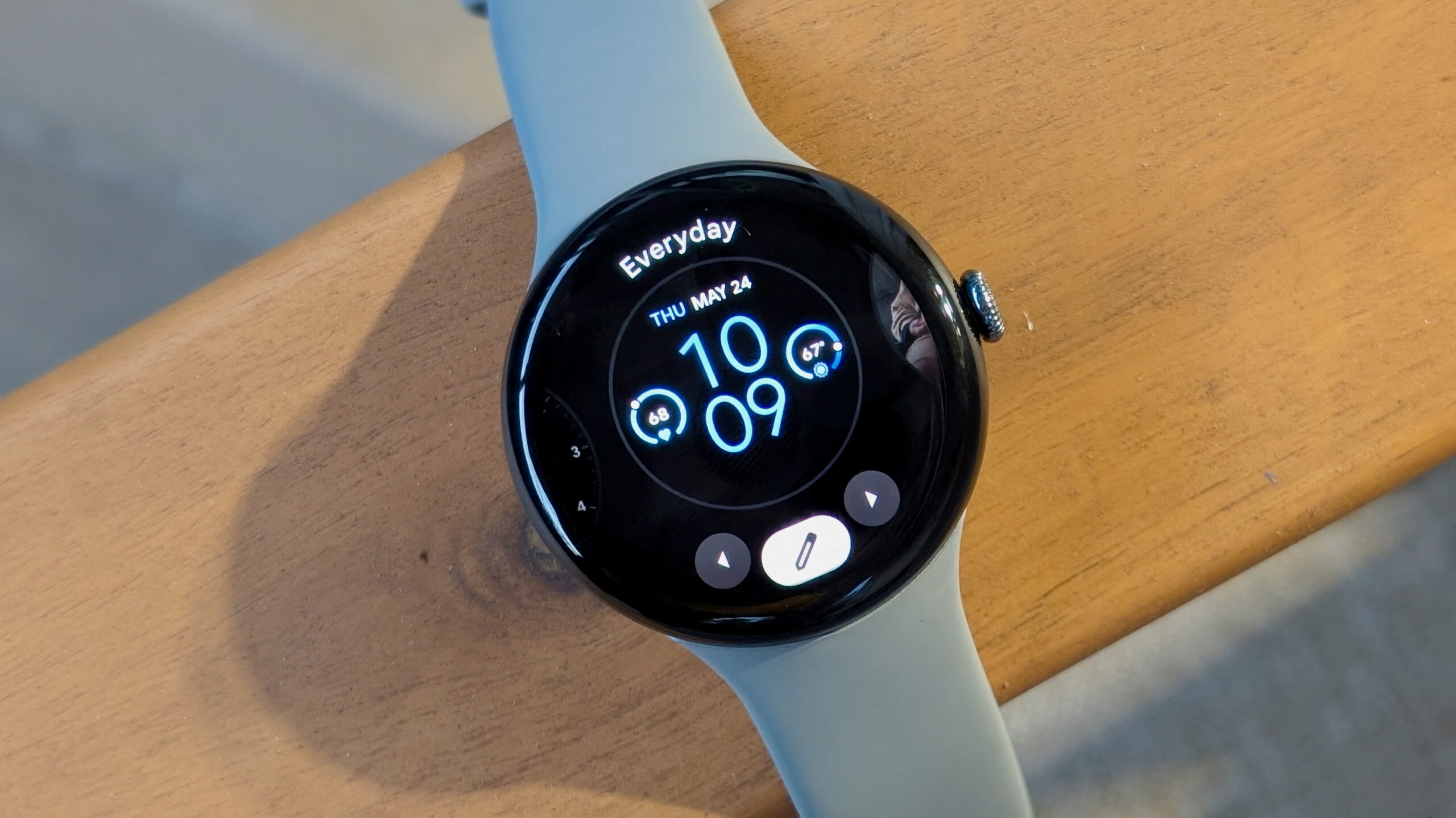 Google přináší světlý motiv pro aplikaci Pixel Watch