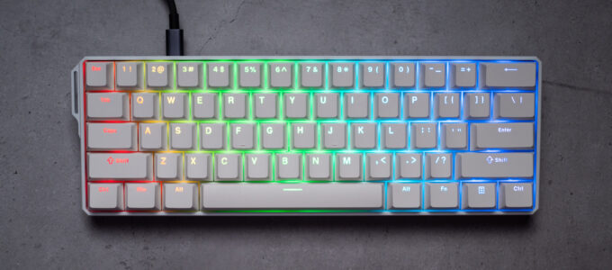 Malá Bluetooth mechanická klávesnice splňuje svůj účel