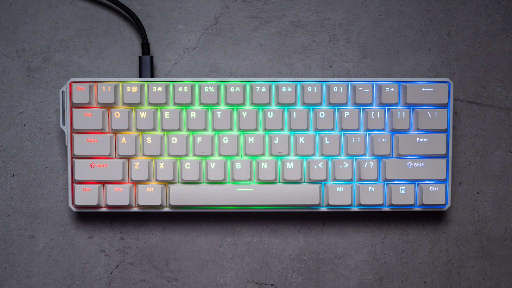 Malá Bluetooth mechanická klávesnice splňuje svůj účel