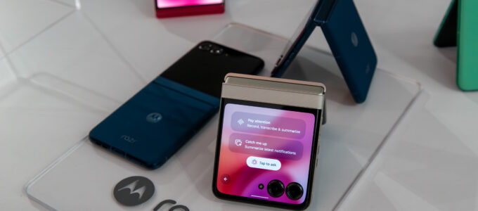 Motorola Razr 2025 vs. 2023: Levný flip phone je zpět a lepší!