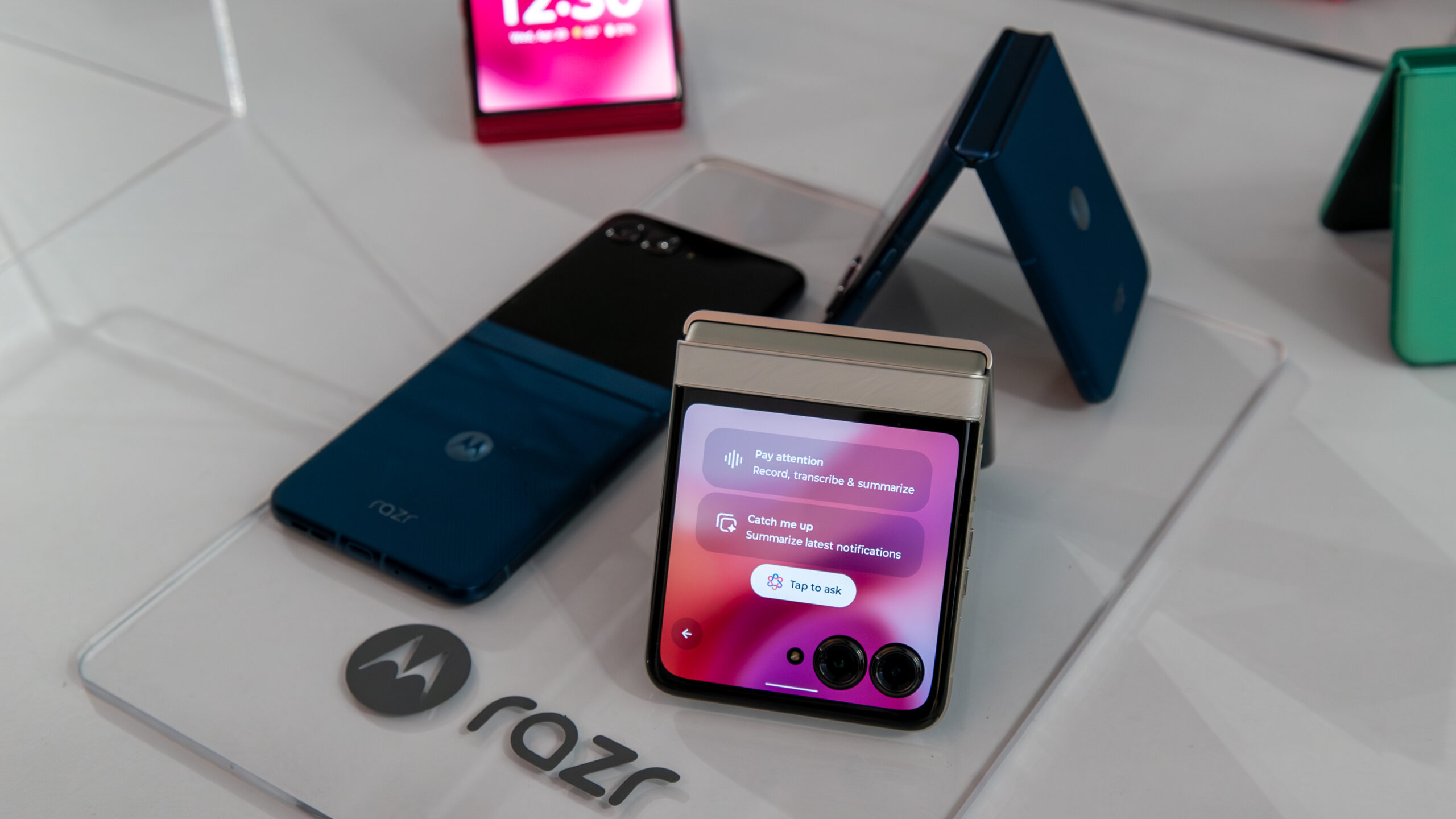 Motorola Razr 2025 vs. 2023: Levný flip phone je zpět a lepší!