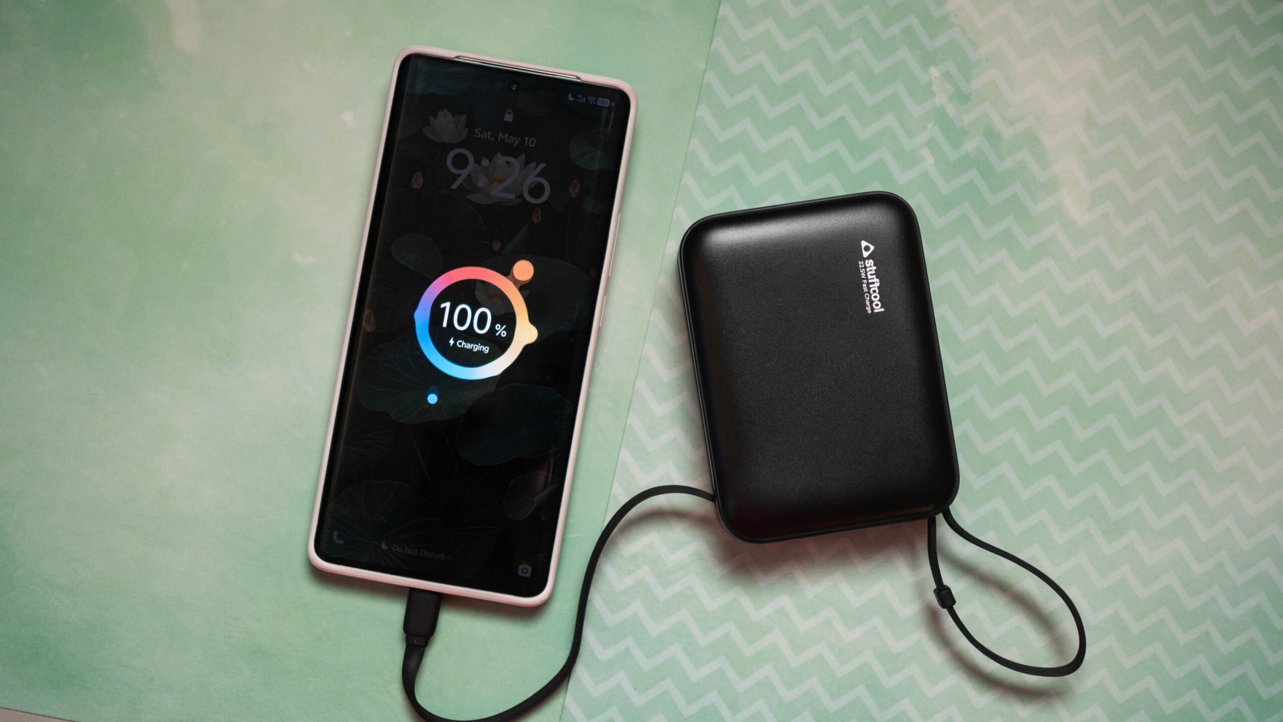 Nová powerbanka Stuffcool má integrované USB-C a Lightning kabely