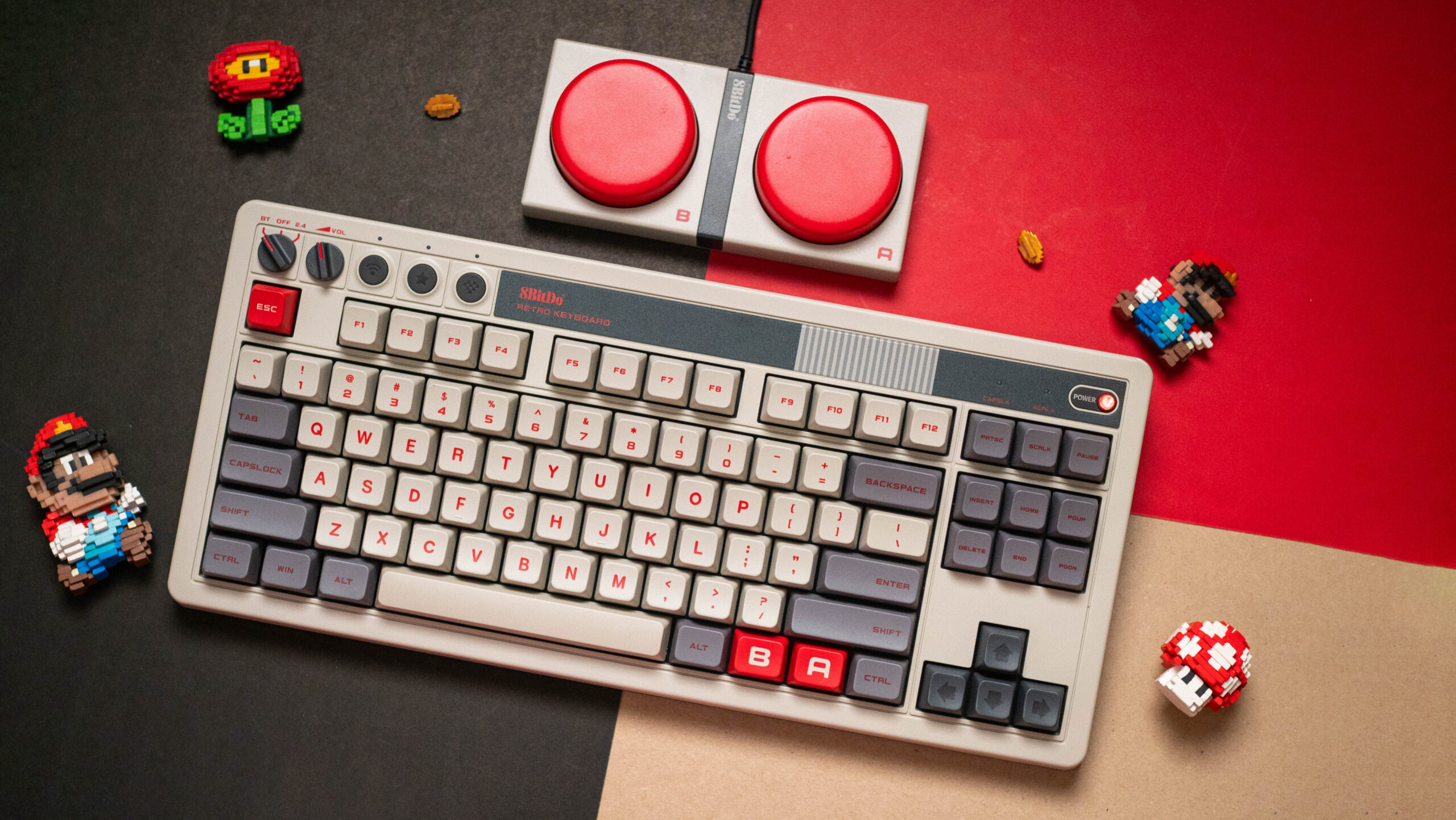 Retro klávesnice 8BitDo vzdává hold herním konzolím minulosti