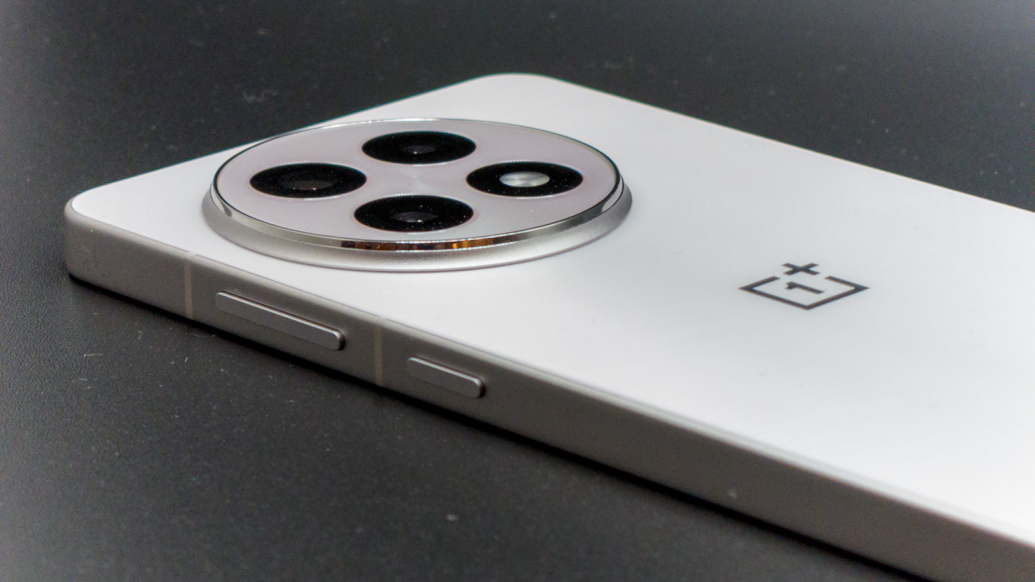 Sleva až 200 $ na OnePlus 13R v akci Best Buy na Memorial Day