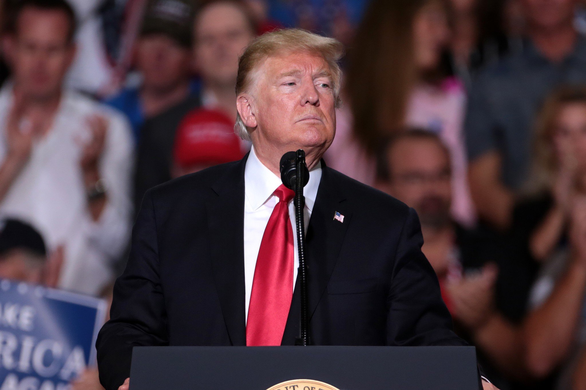 Soud v USA: Trumpova cla jsou nelegální, zatím zastavena