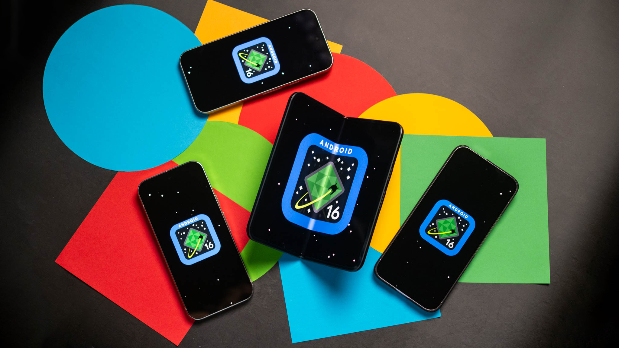 Android 16 je tu, Samsung láká na Galaxy Z Fold 7 a další novinky