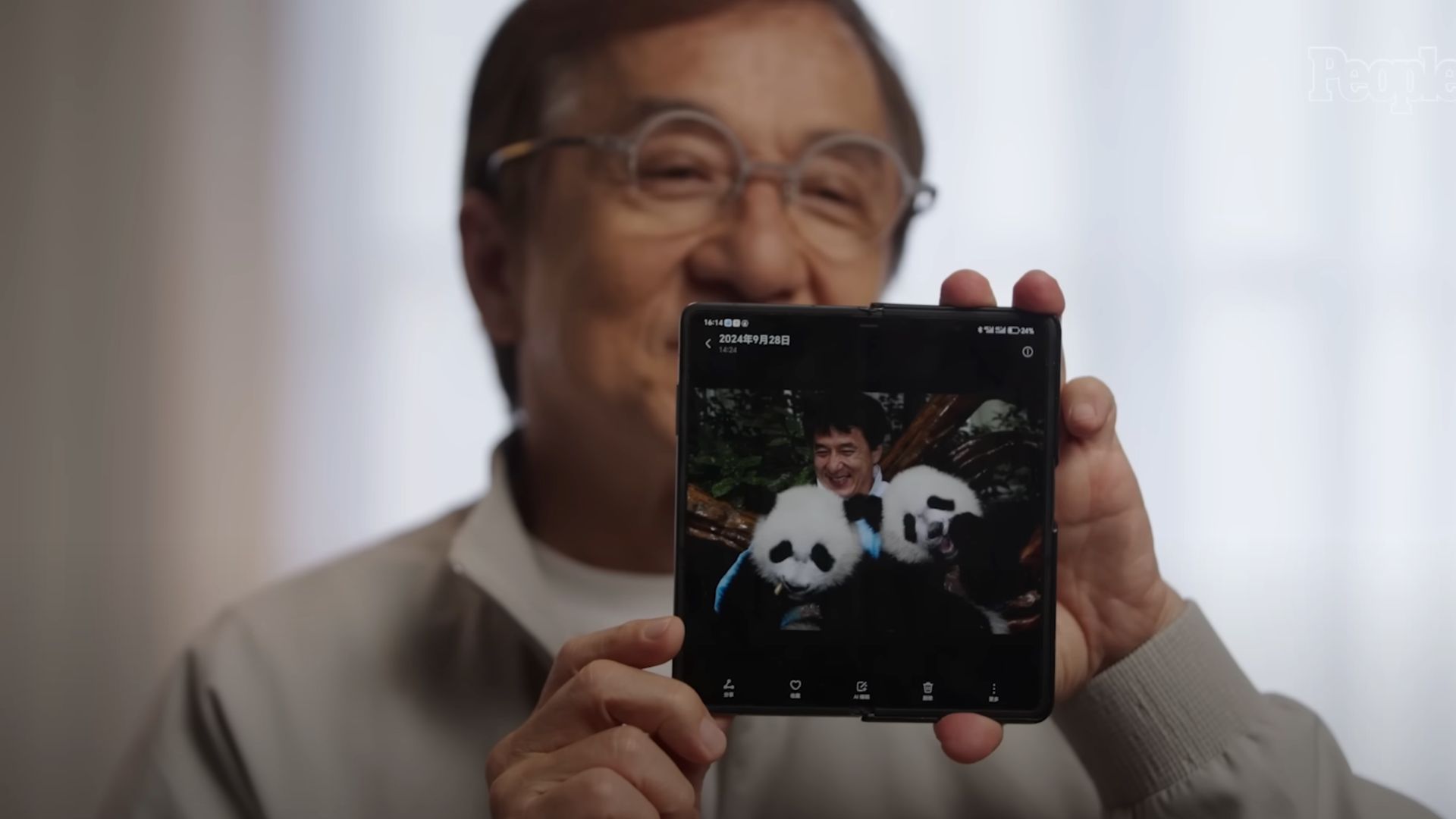 Jackie Chan na TikToku: Který skládací telefon používá?