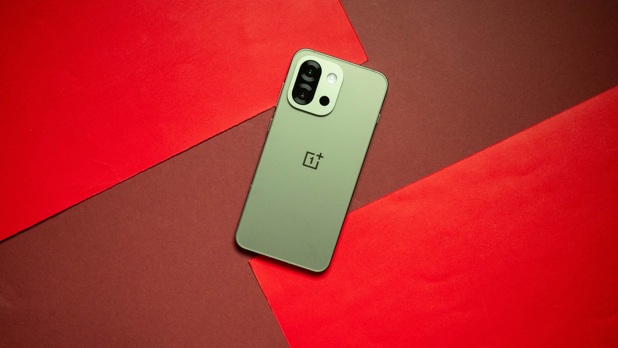 OnePlus 13s: Měsíční test ukázal nechtěný iPhone klon