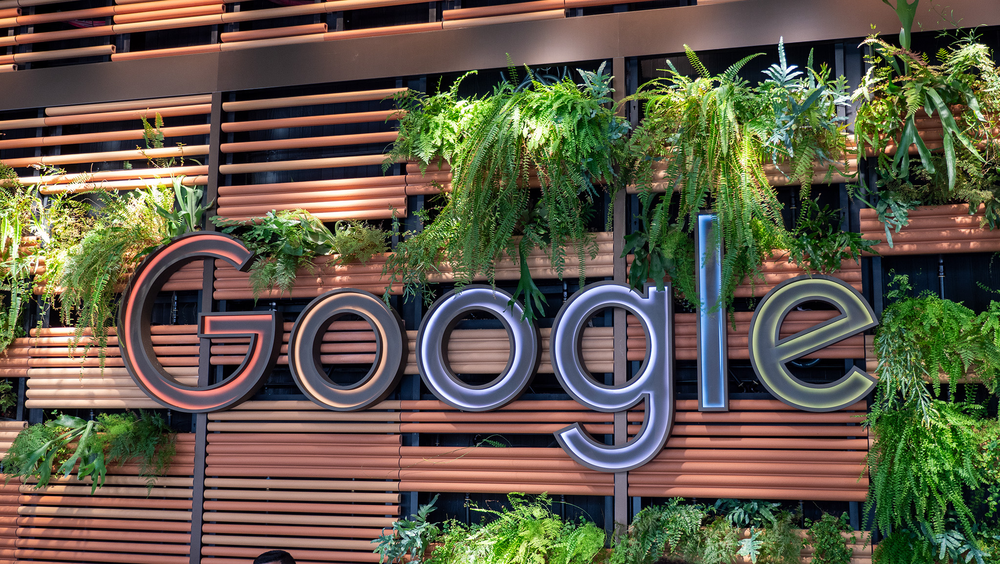 Online podvody rostou, uživatelé jsou obezřetnější, říká Google