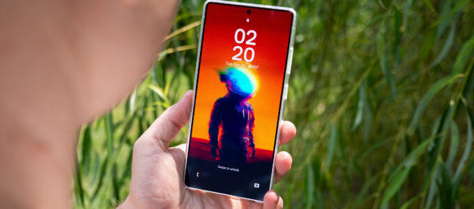 "Po 14 letech jsem našel mobil s dokonalým venkovním displejem"