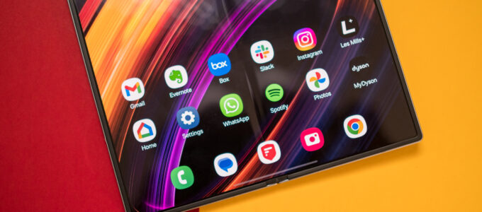 Samsung představí trojskládací telefon možná už v červenci