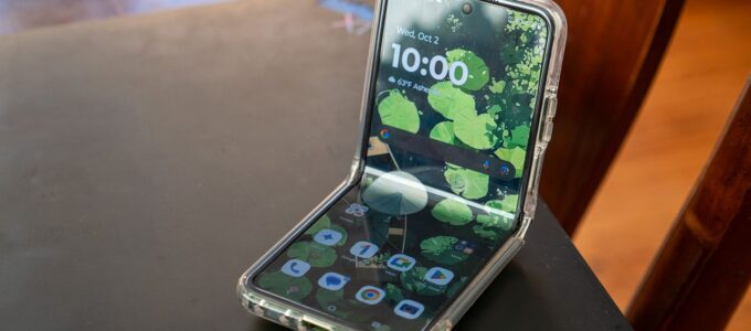 Best Buy snižuje cenu Motorola Razr Plus 2024 o až 400 $