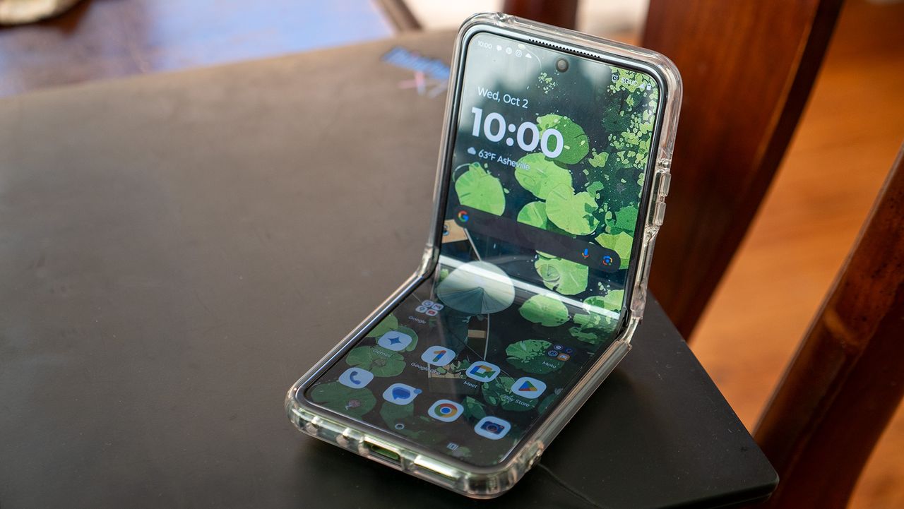 Best Buy snižuje cenu Motorola Razr Plus 2024 o až 400 $