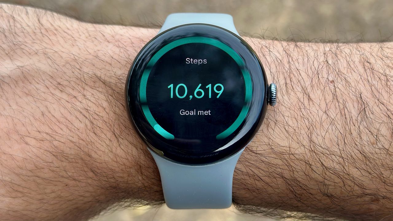 Červencová aktualizace Pixel Watch řeší chybu, ale ne pro všechny