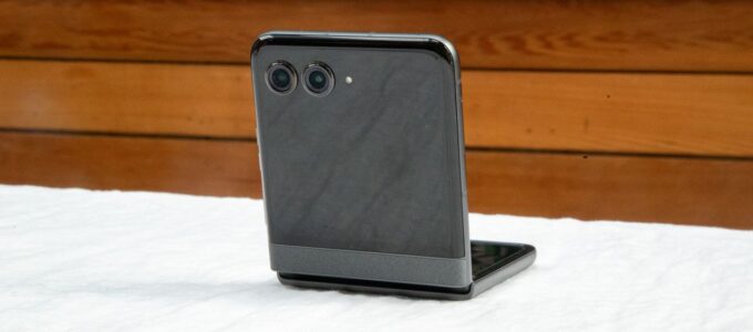 Levnější skládací telefon 2024: Best Buy sleví až 300 USD