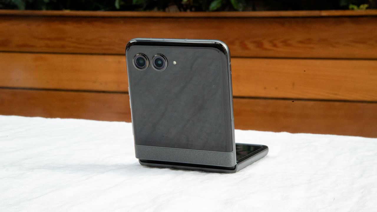 Levnější skládací telefon 2024: Best Buy sleví až 300 USD