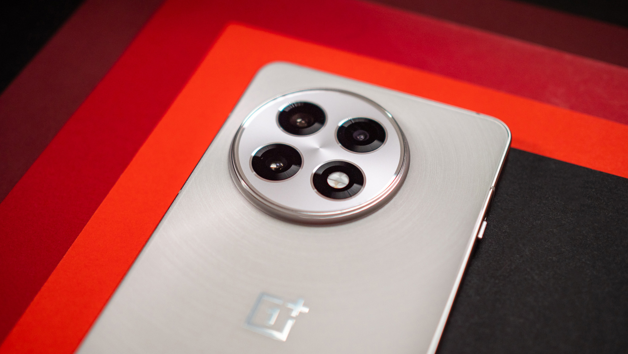 OnePlus 13R zlevněn na $500 díky akci Prime Day