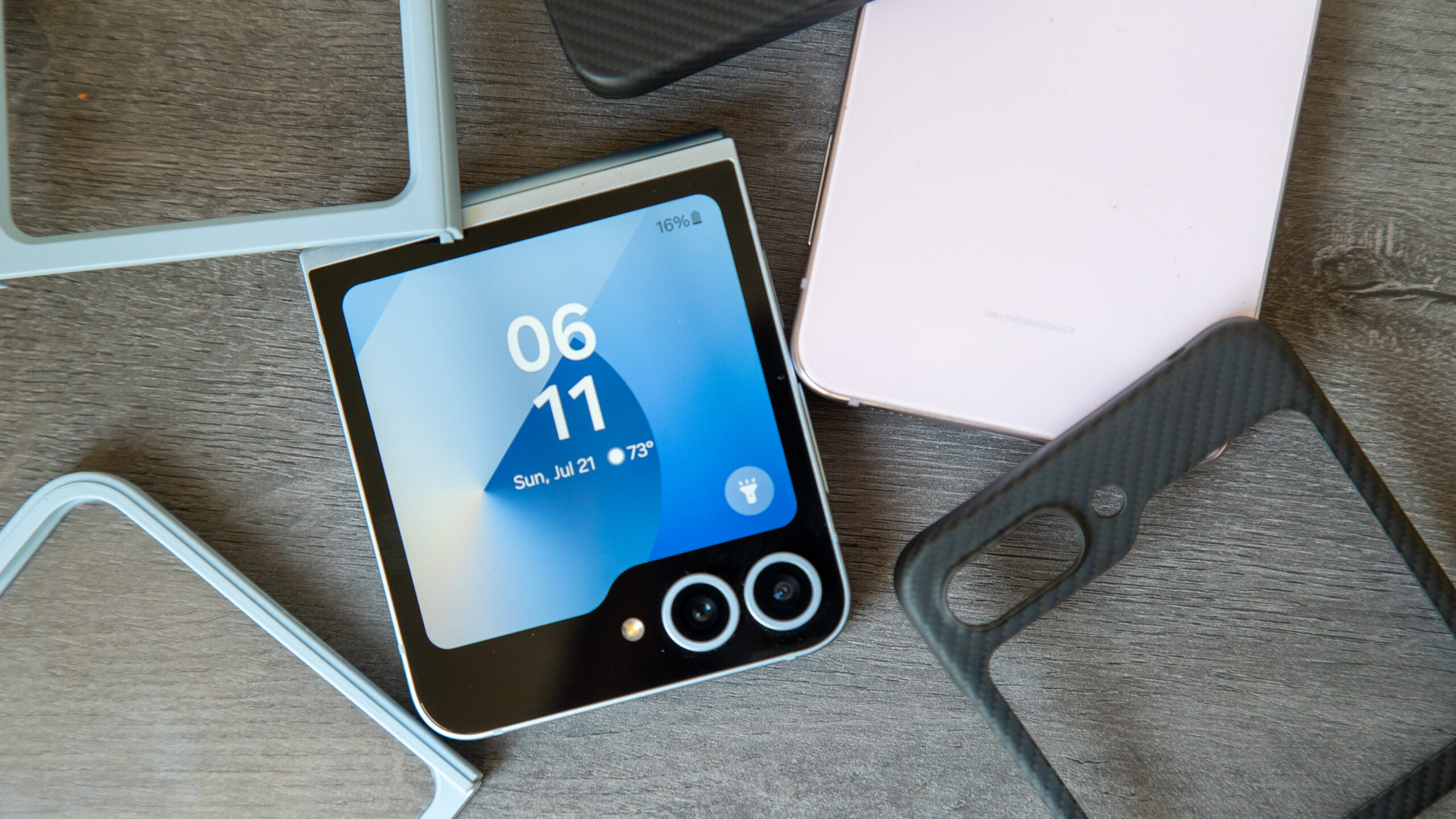 Spigen chystá pouzdra pro Galaxy Z Flip 7, úniky naznačují