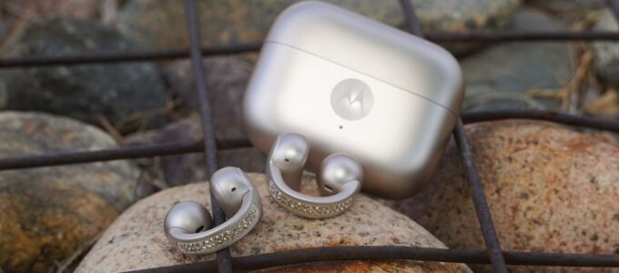 Stylové a oslnivé: Moto Loop Buds překvapí nejen vzhledem