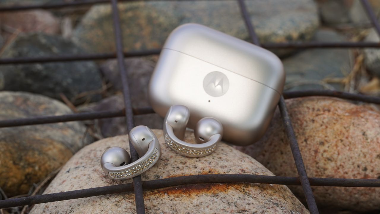 Stylové a oslnivé: Moto Loop Buds překvapí nejen vzhledem