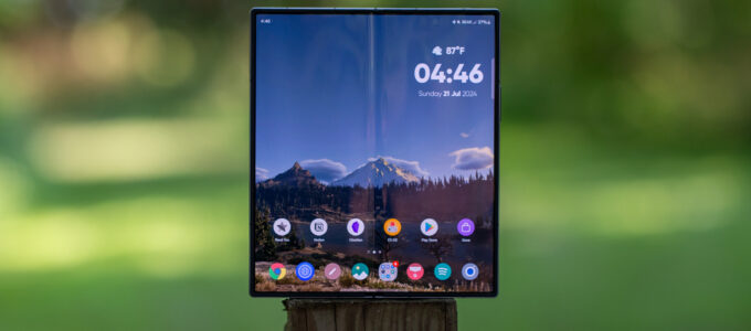 Ušetřete na Fold 7: Galaxy Z Fold 6 se slevou téměř 40 %