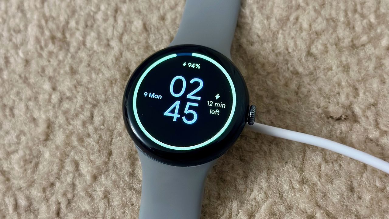 Nový únik Pixel Watch 4: lepší senzory a nabíjení v detailu
