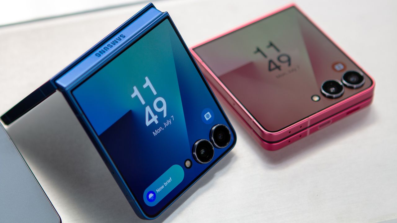 Rozebírka Galaxy Z Flip 7 odhaluje složitosti v konstrukci
