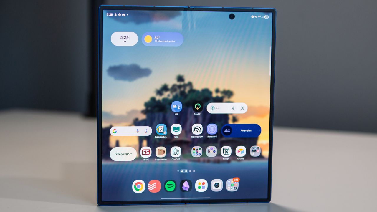 Samsung Trifold uniká: One UI animace, Qi2 a NFC v centru pozornosti