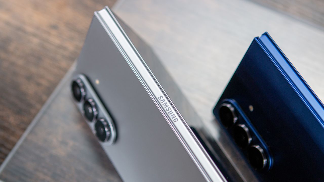 Galaxy Z Fold 7: Uživatelé hlásí odlupující se barvu telefonu