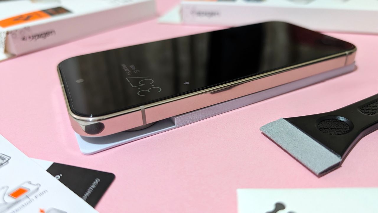 Nejjednodušší instalace: Spigen GlasTR EZ FIT pro Pixel 10