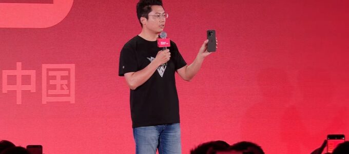První pohled na čtvercovou kameru OnePlus 15 před startem v USA