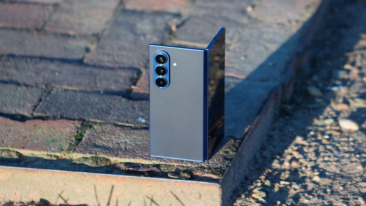 Samsung Galaxy Trifold: Odolnost a bezdrátové nabíjení v úniku